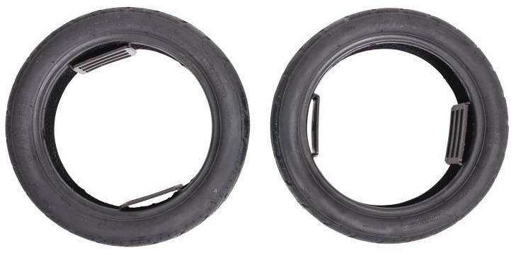 Dwie czarne opony z wzorem bieżnika. Mają metalowy wspornik wewnątrz opony.
