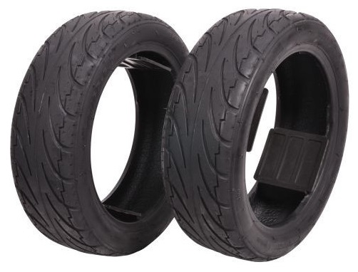 Dwie czarne opony z wzorem bieżnika. Wewnątrz znajduje się czarny wspornik.