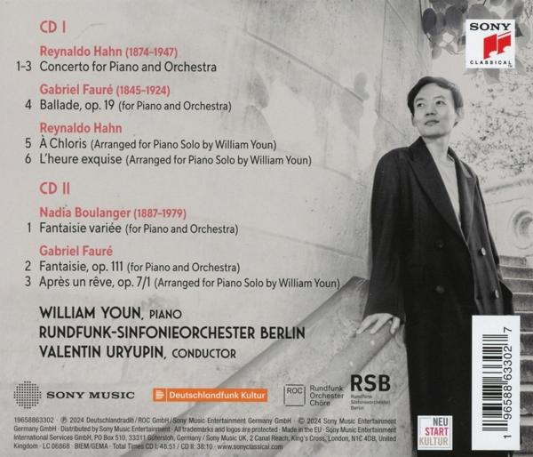 Rückseite einer CD mit Text. Mann steht, schwarzer Mantel. Text enthält Titelliste und Credits.
