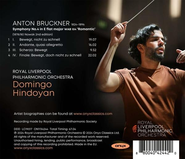 Ein Mann dirigiert ein Orchester mit einem Taktstock. Links sind Albuminformationen.