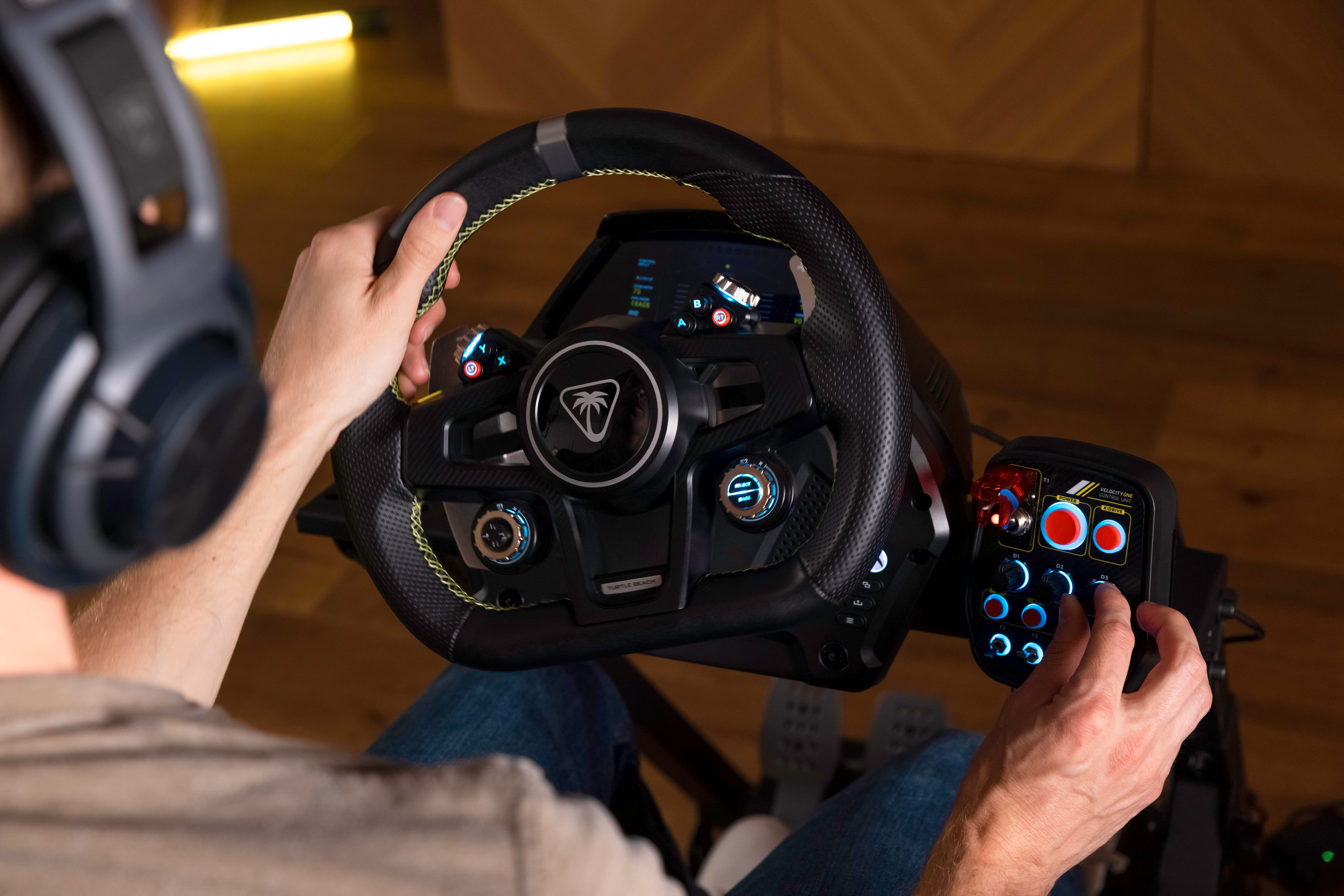 Person nutzt ein Rennsimulator-Lenkrad und -Bedienelemente, mit Kopfhörern.