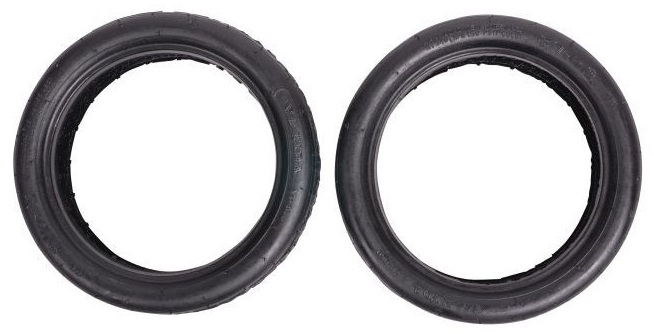 Pokazano dwie czarne opony do skutera. Obie są okrągłe, z bieżnikiem. Są wyizolowane na białym tle.