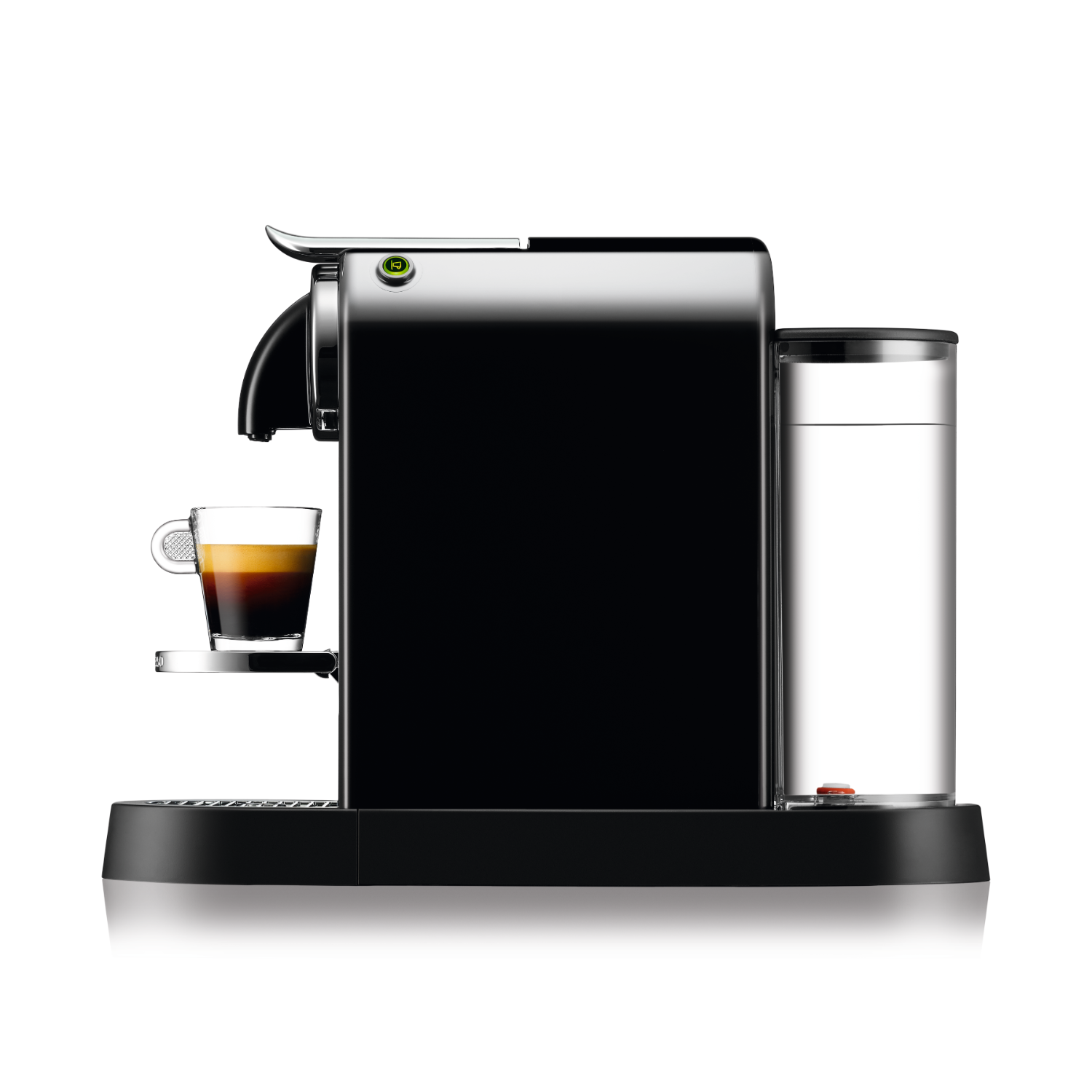 Zwarte Nespresso koffiemachine met watertank en een kop koffie links.