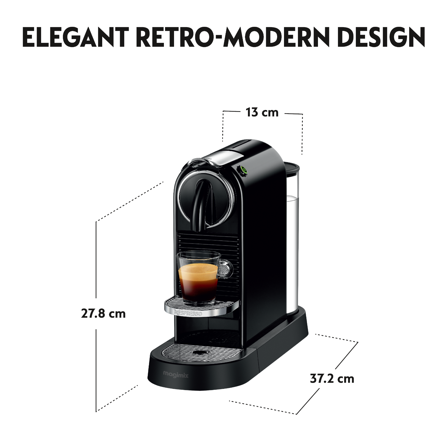 Een zwarte Nespresso koffiemachine met afmetingen, een glas met koffie.