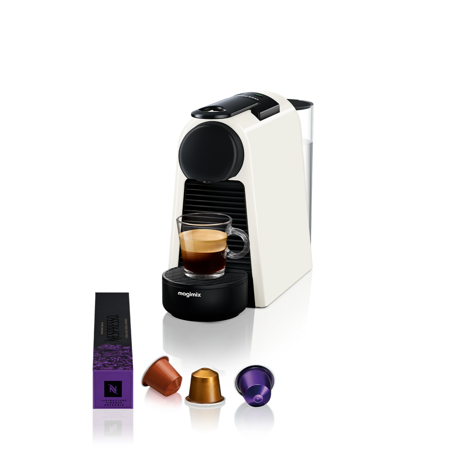 Espressomachine met een shot koffie in glas, en koffiecapsules. Wit en zwart ontwerp.