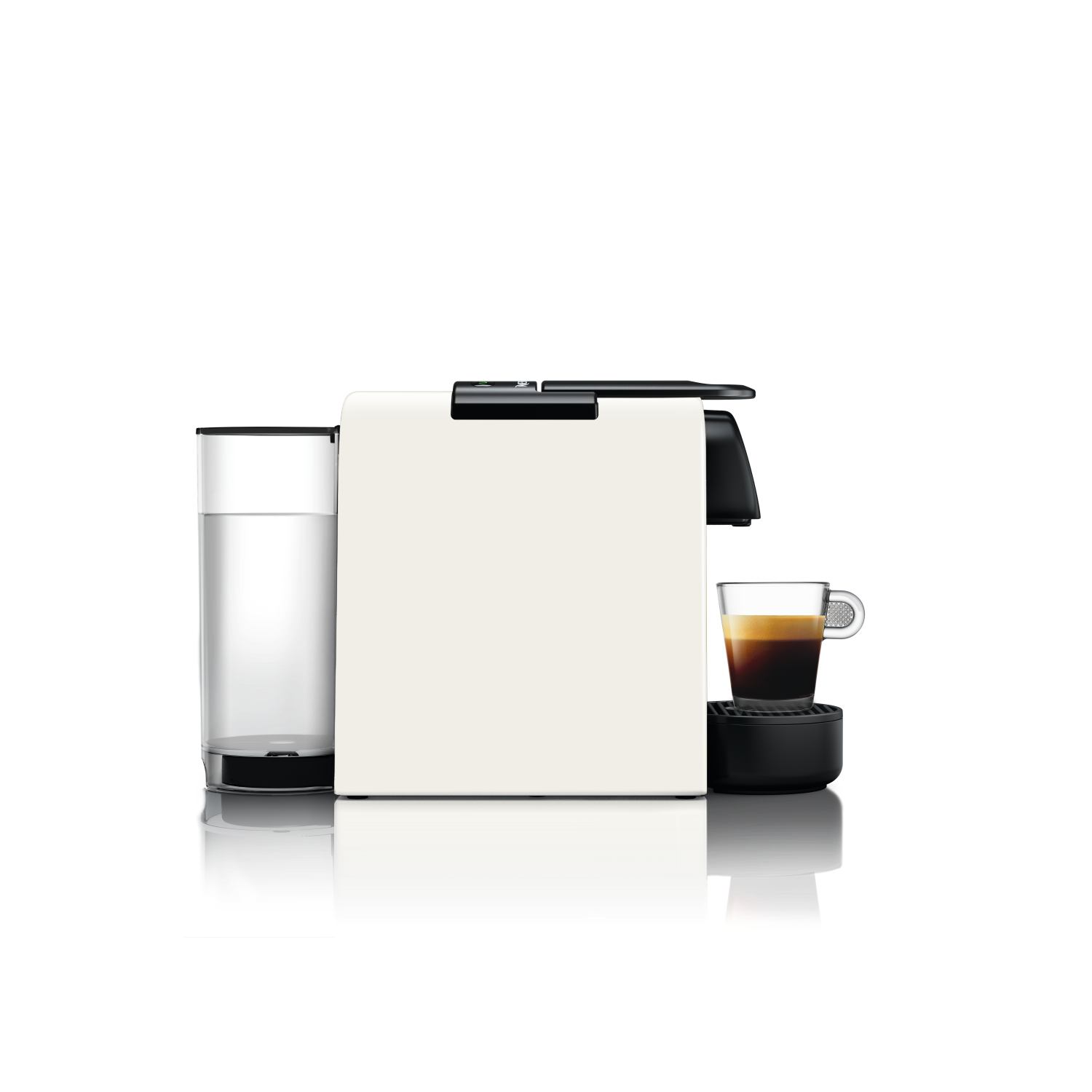 Een wit-zwarte Nespresso koffiemachine op een zwarte ondergrond, met een glas koffie.