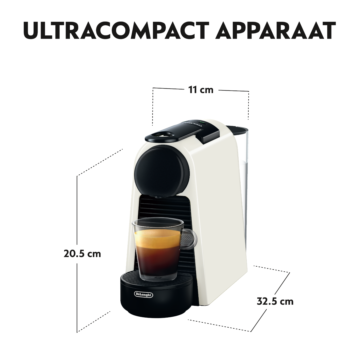 Wit en zwart koffiezetapparaat met een glas koffie.