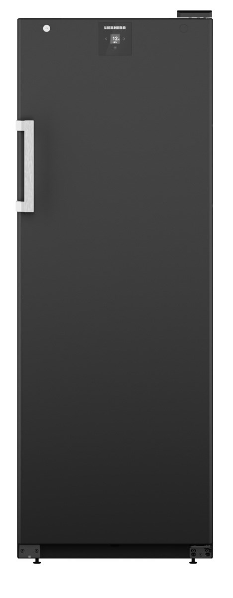 Magas fekete hűtőszekrény ezüst fogantyúval. Digitális kijelző a tetején. Tiszta, minimalista design. Fehér háttér.