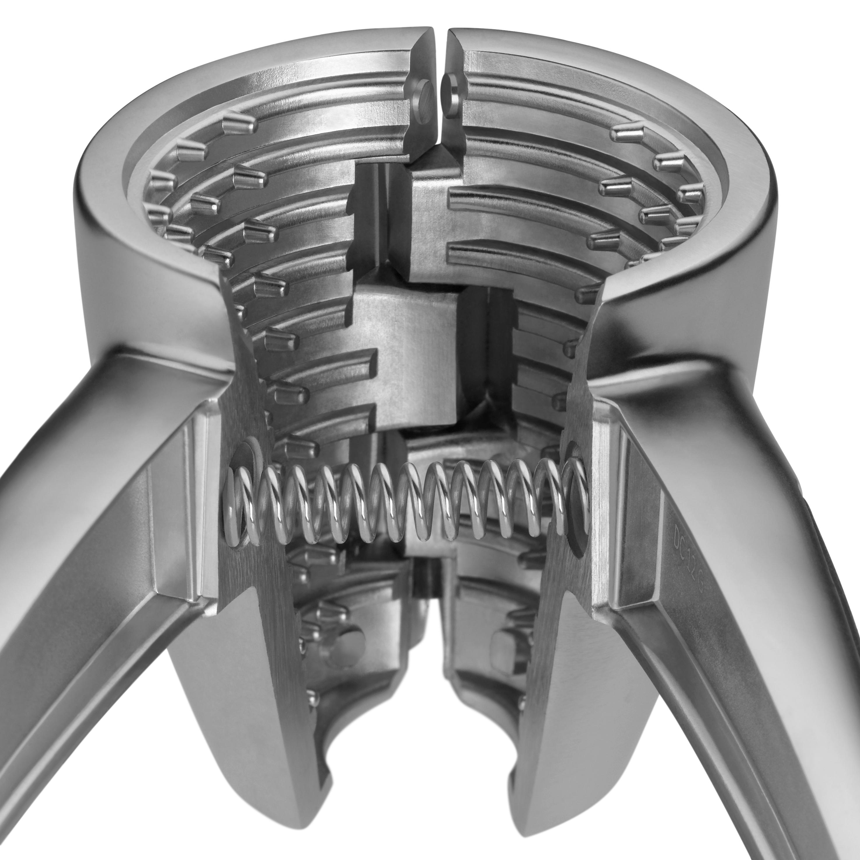 Nahaufnahme eines Nussknackers, silbernes Metall, mit Federmechanismus.