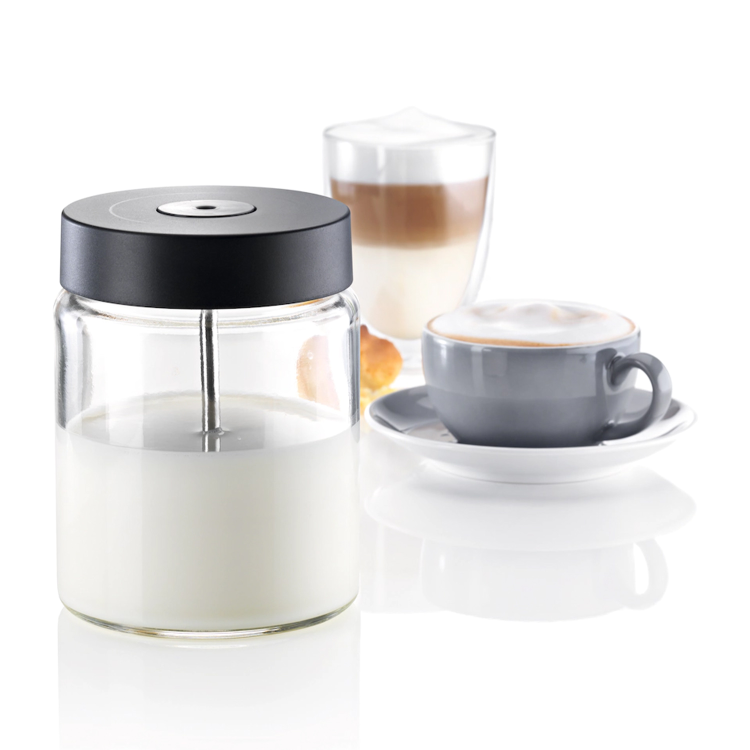 Montalatte con latte e due tazze di caffè con schiuma.