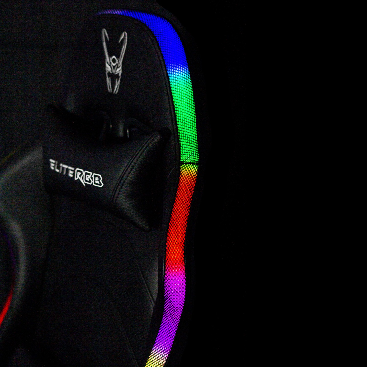 Una silla de juego iluminada con luces RGB en la parte posterior. La silla es negra. El fondo es negro.