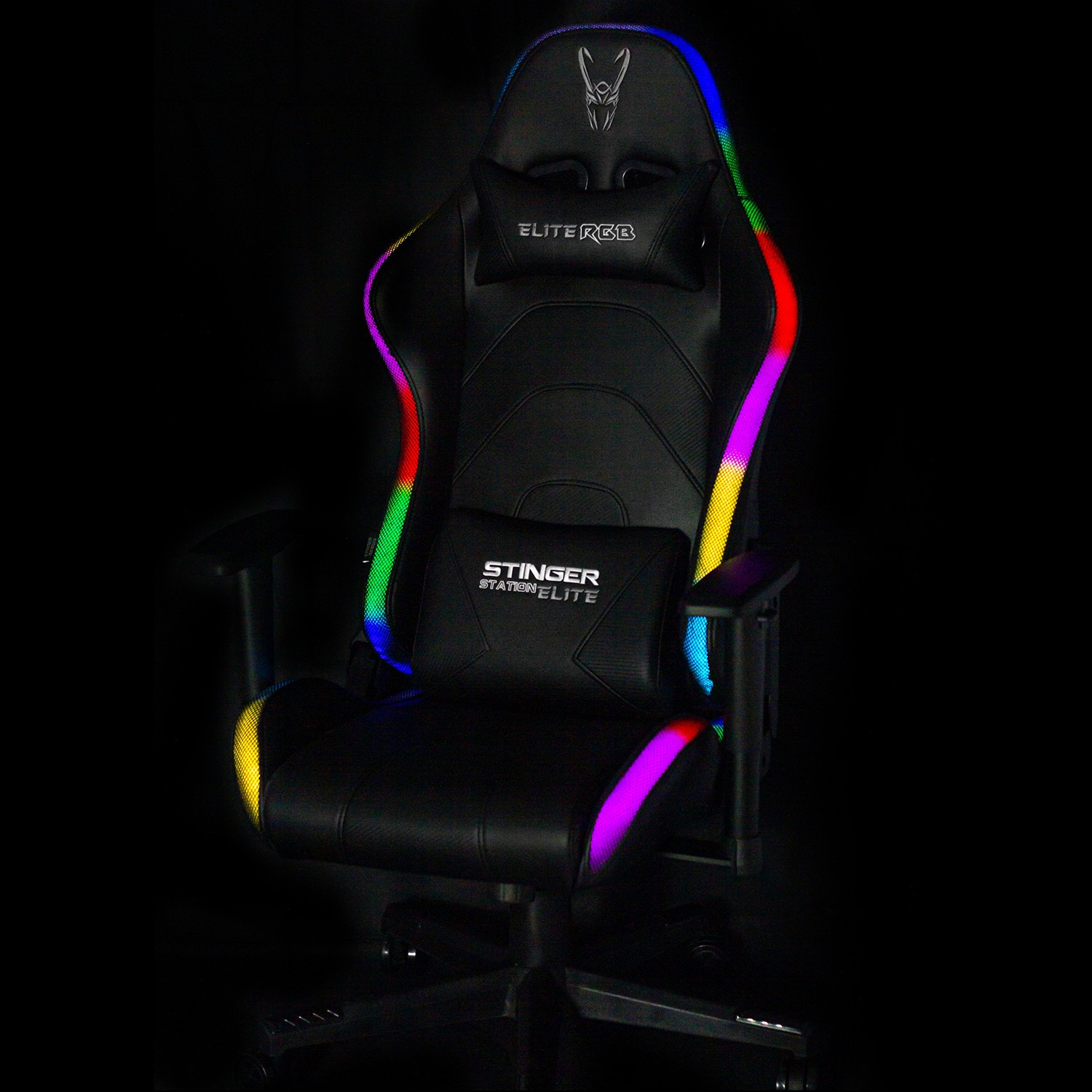 Silla gaming negra con luces RGB y dos almohadas.
