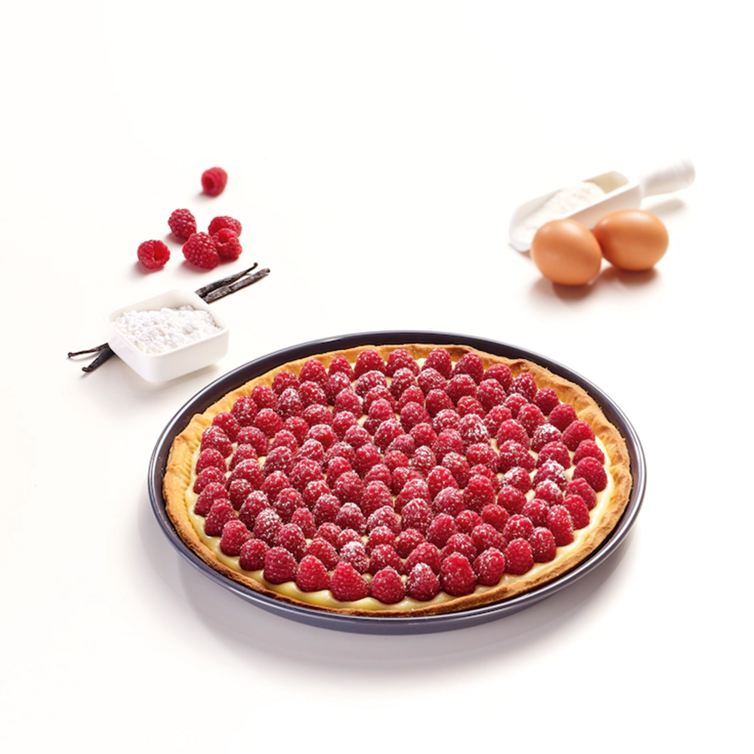 Crostata di lamponi con zucchero a velo, lamponi e prodotti da forno. Sfondo bianco.