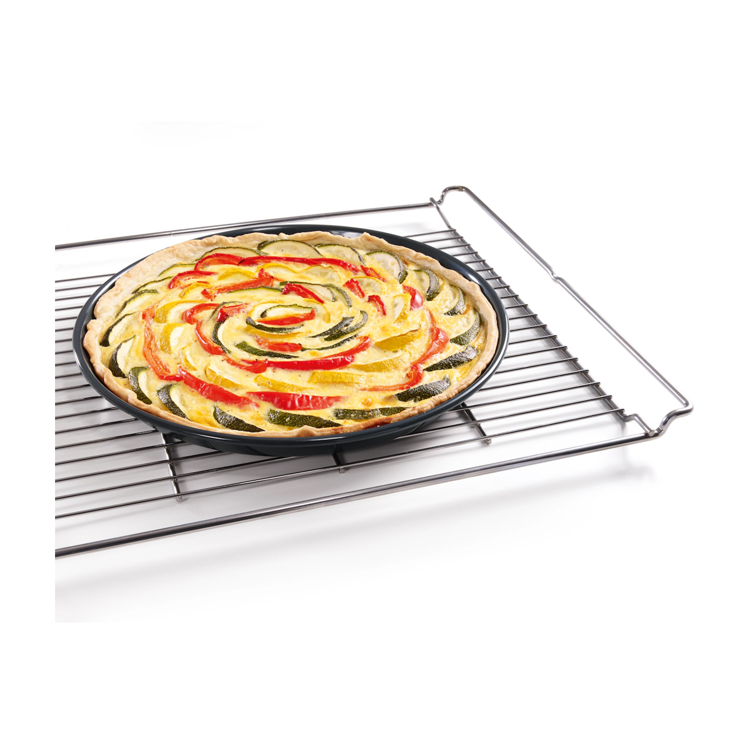 Quiche su una griglia metallica. La quiche ha una spirale colorata di verdure.