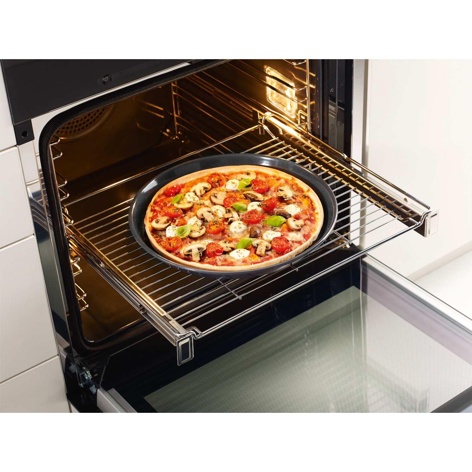 Una pizza su un vassoio all'interno di un forno, pronta per essere cotta, con la porta aperta.