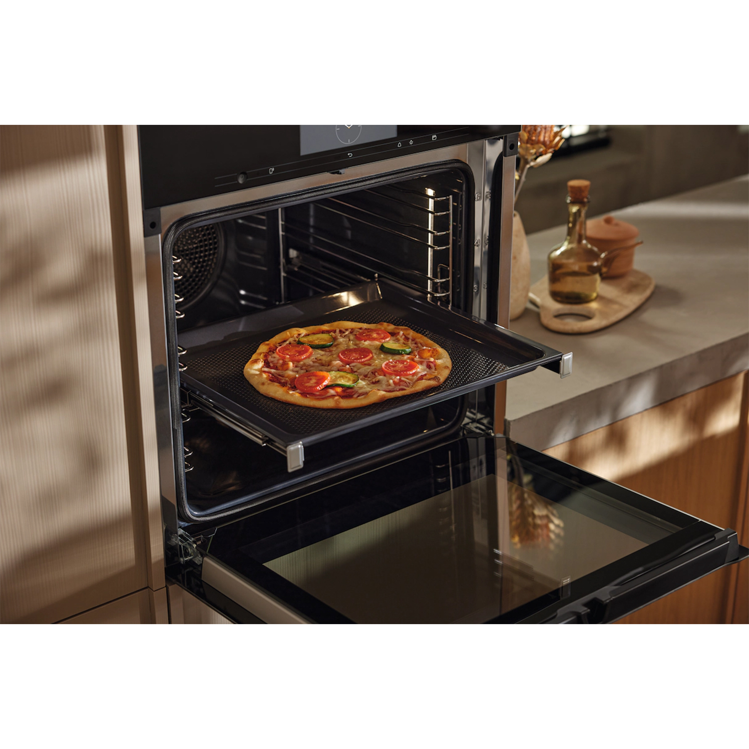 Forno con pizza su una teglia. Porta aperta rivela l'interno.