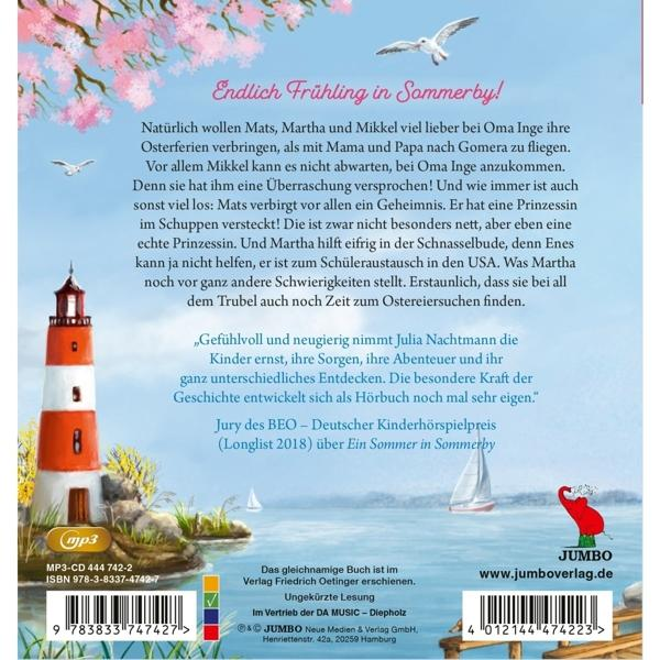Buchcover mit Leuchtturm, Meer, Segelboot und Text. Ein Sommer in Sommerby.