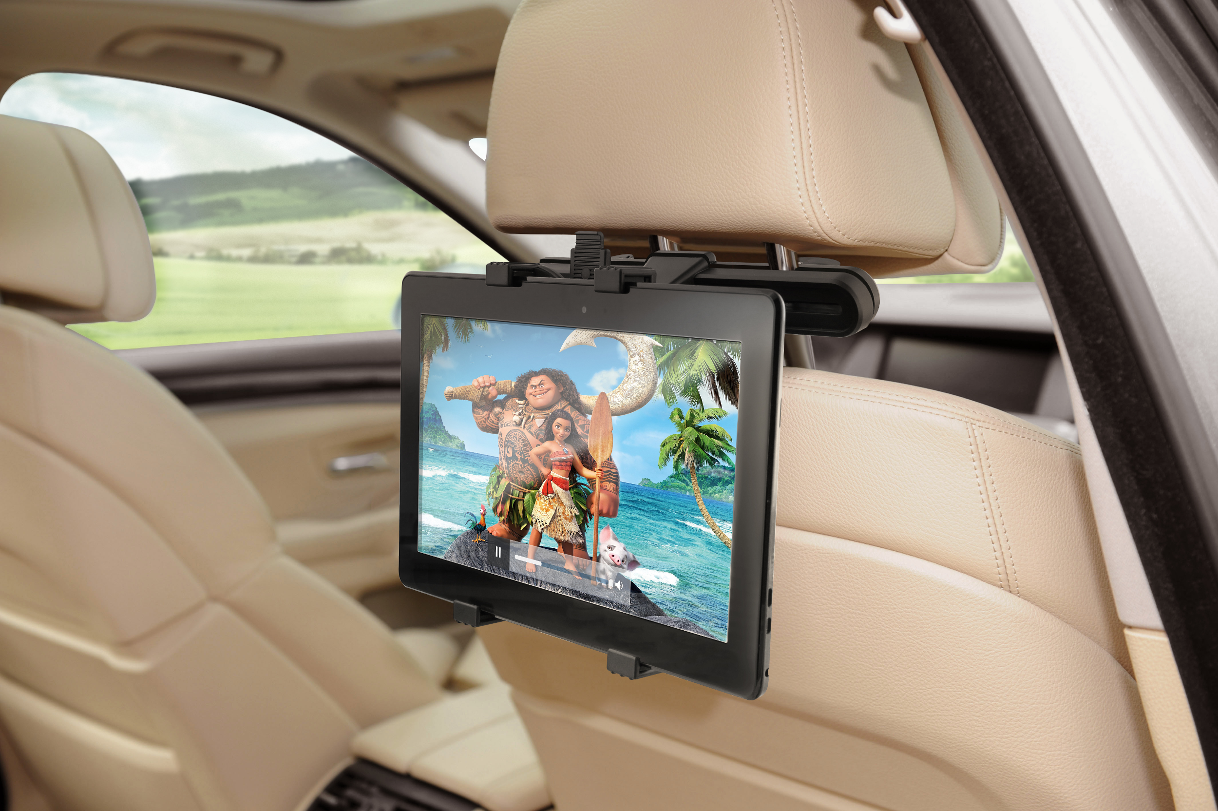 Tablette affichant un film, fixée à l'arrière d'un siège de voiture.