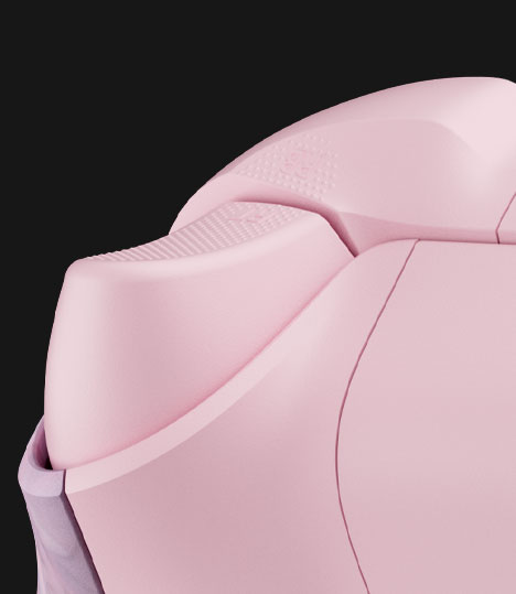 Nahaufnahme einer rosa Gaming-Maus-Taste. Die Taste hat eine strukturierte Oberfläche für den Halt.