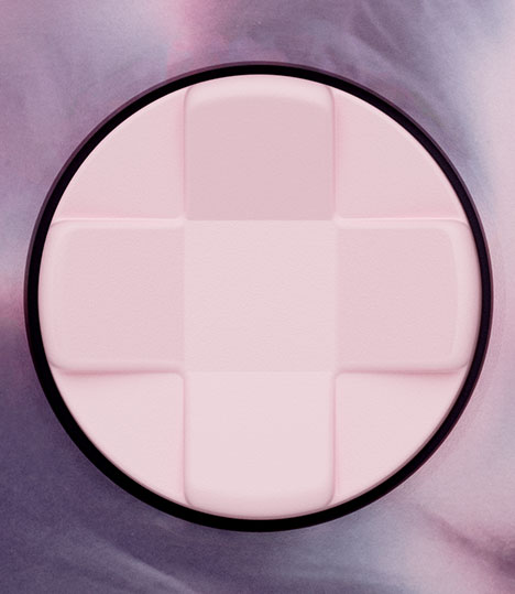 Ein pinkfarbener Puder-Kompaktpuder mit schwarzem Rand. Strukturierter Hintergrund.