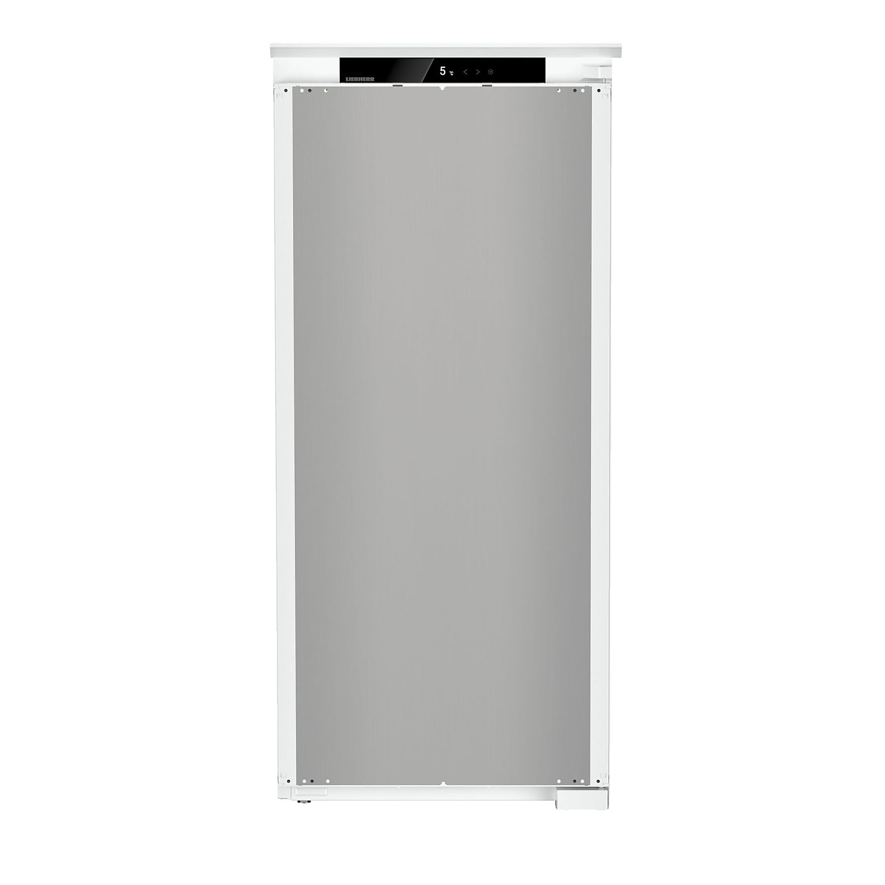 Fehér hűtőszekrény. Ezüst ajtó. Digitális kijelző felül. Tiszta, minimalista design. Fehér háttér.