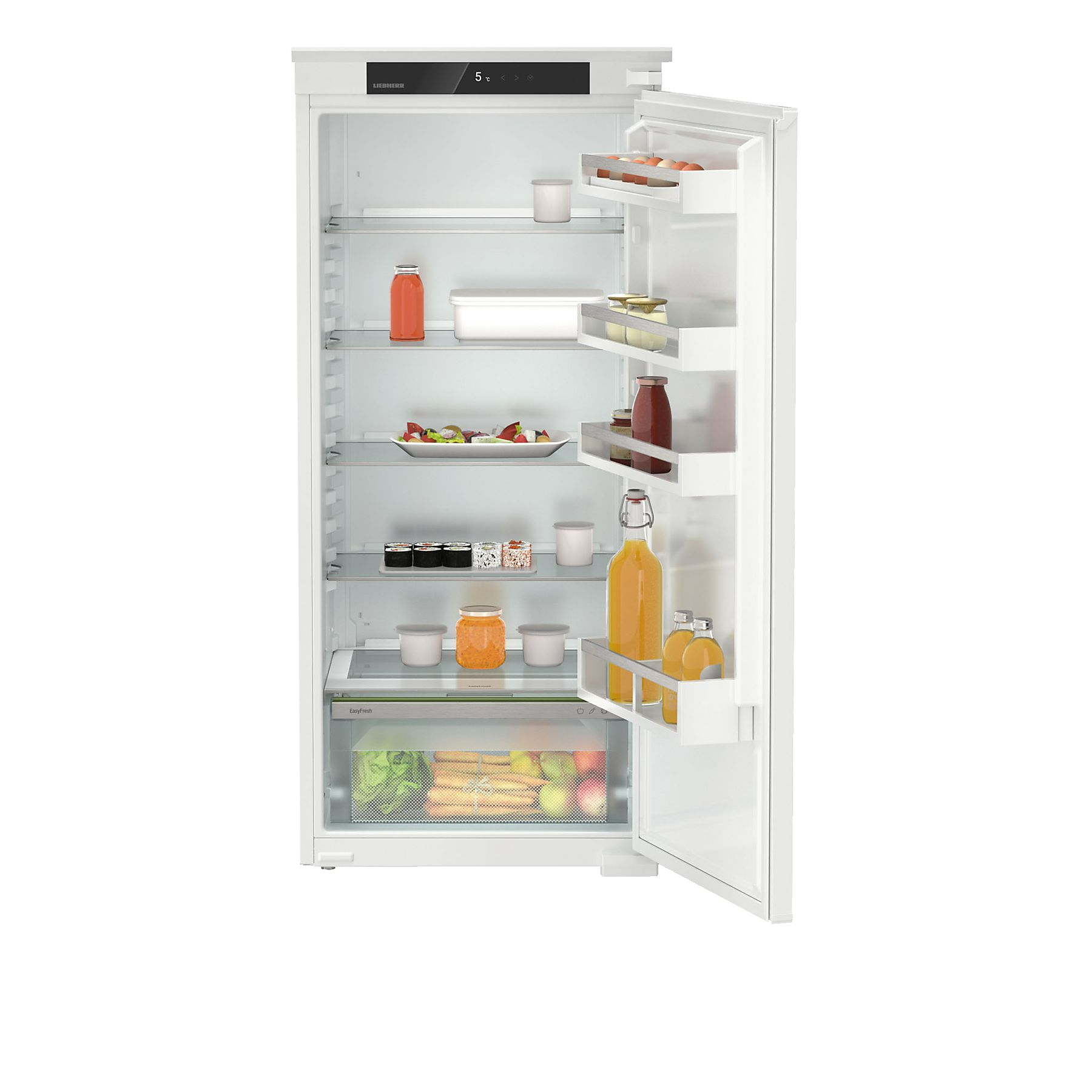 Fehér hűtőszekrény nyitva, polcok ételekkel, italokkal, termékekkel. Fekete vezérlőpanel felül.