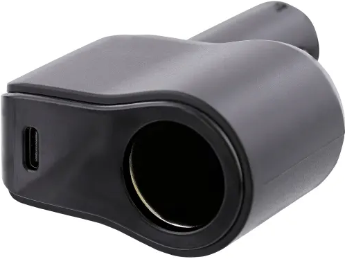 Chargeur de voiture noir avec port USB-C et prise allume-cigare. Il a un design incurvé, sur fond blanc.
