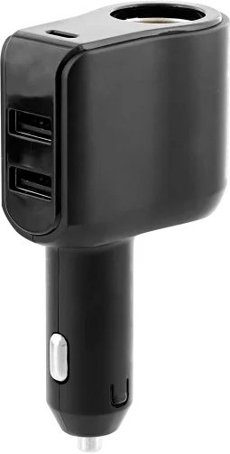 Un chargeur de voiture noir avec deux ports USB et un port USB-C. Il est branché.