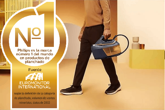 Hombre caminando con una plancha azul y negra, con un premio de oro y texto.