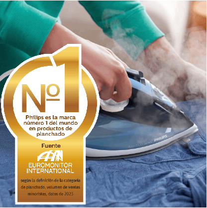 Planchando una camisa azul con una plancha Philips, con una insignia dorada del número uno a la izquierda.