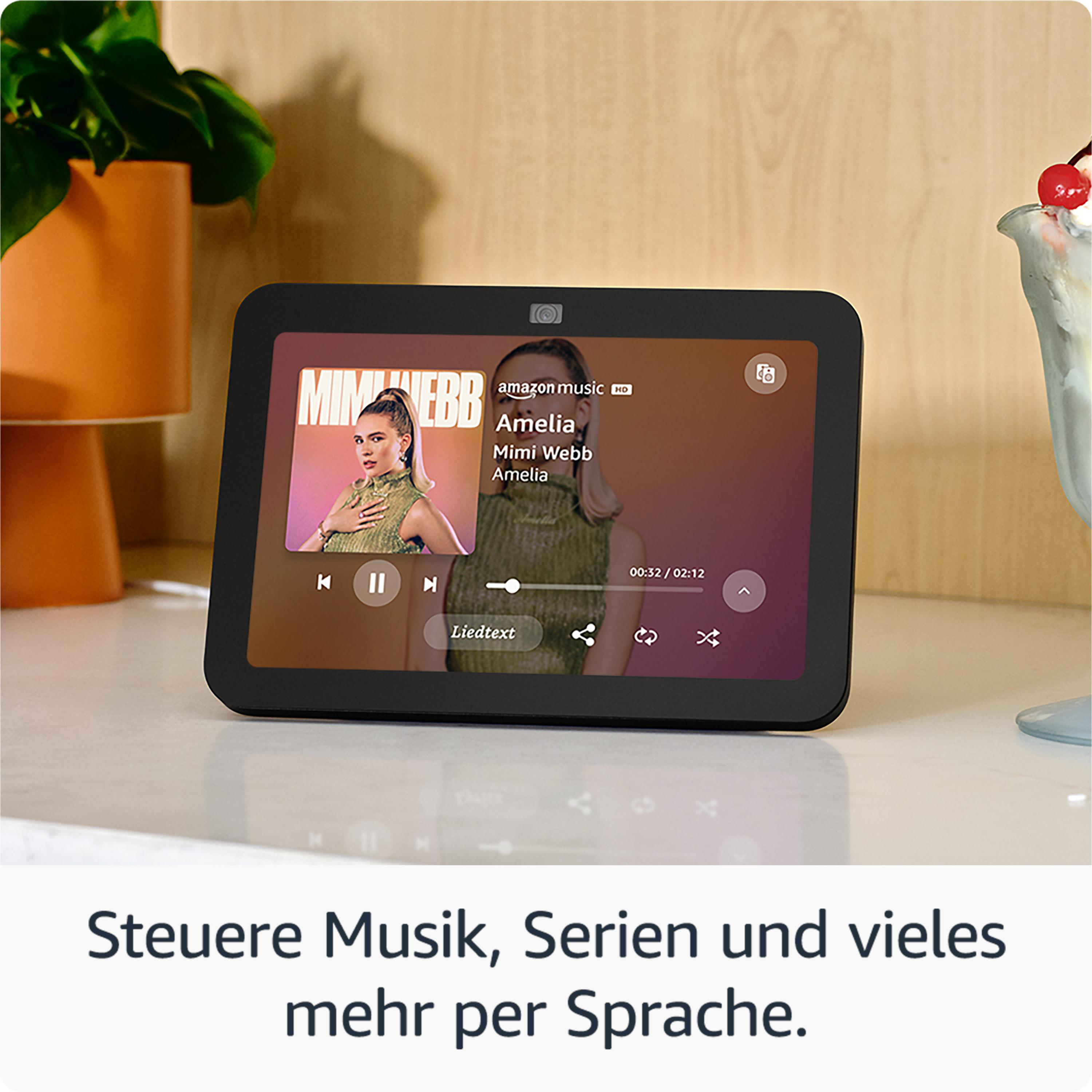 Schwarzes Tablet mit Musik-App, Personen im Hintergrund, Eis.