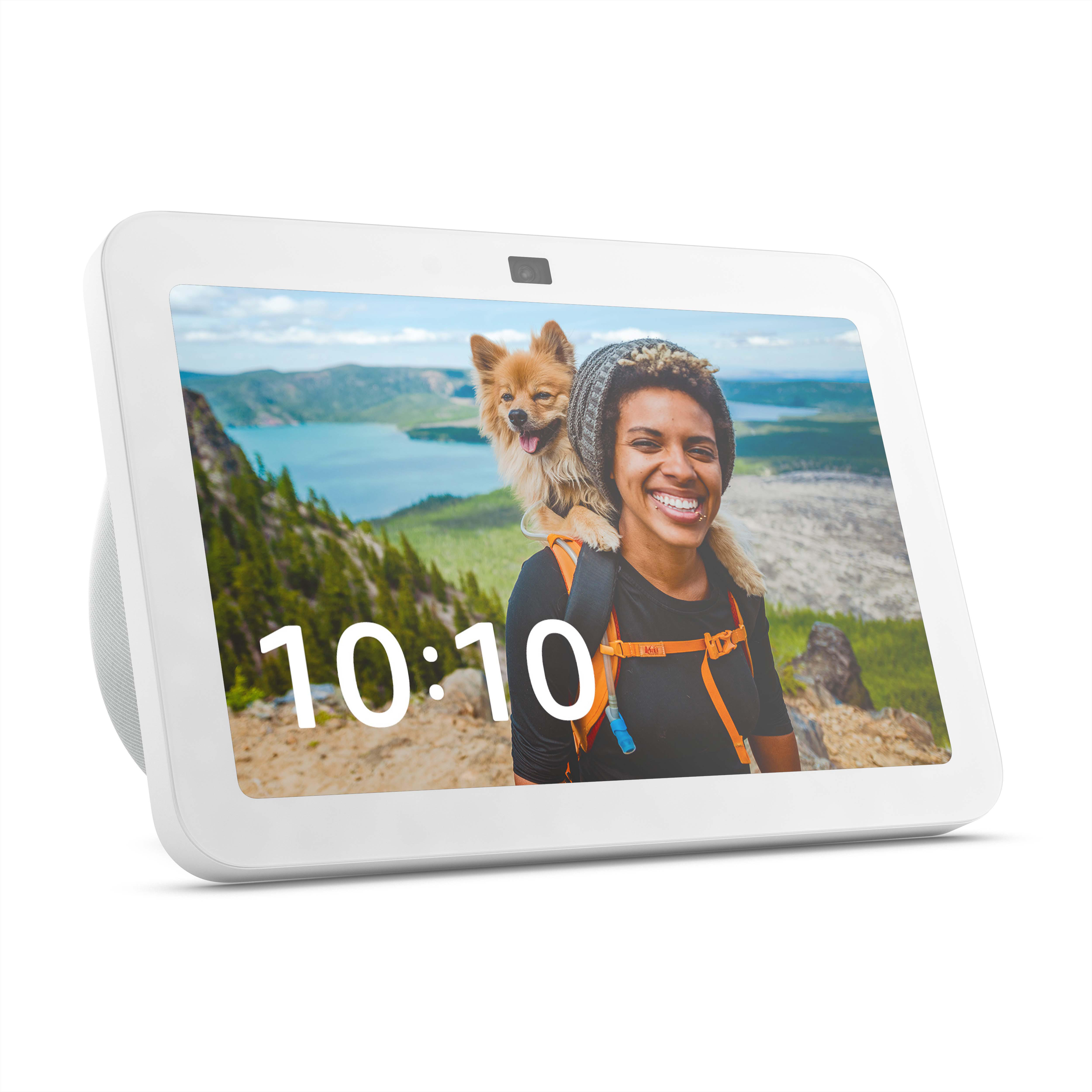 Weißes Smart Display mit Frau und Hund auf dem Bildschirm. Es zeigt 10:10. Das Gerät ist abgewinkelt.