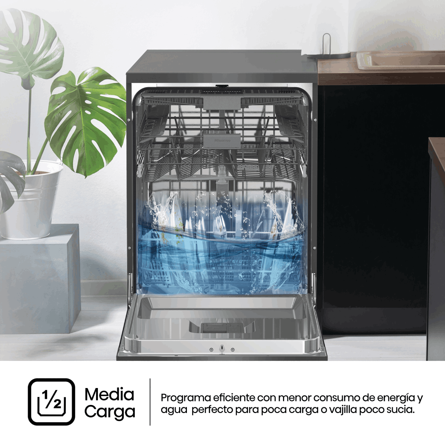 Un lavavajillas con la puerta abierta, lleno de agua. Se muestra media carga.