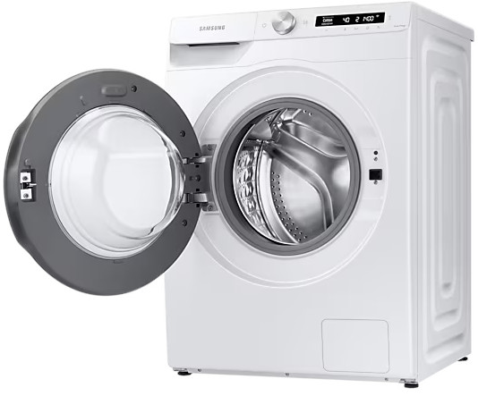 Lave-linge blanc avec porte ouverte. La porte est grise. La machine est sur fond blanc.