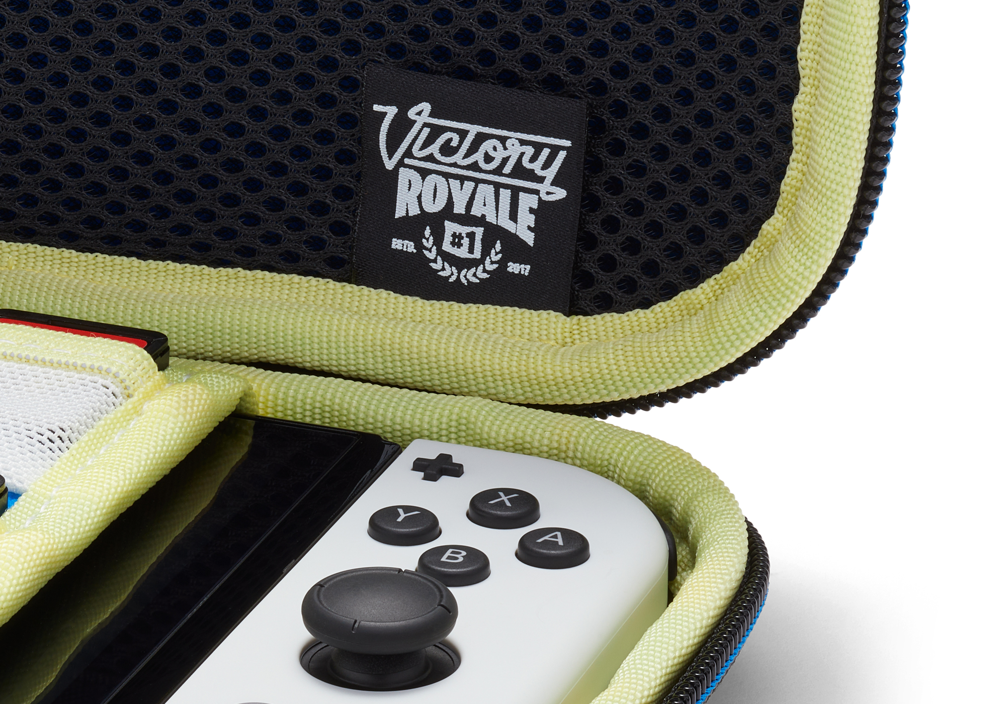 Nahaufnahme eines Nintendo Switch-Controllers und einer Spielhülle, Etikett mit Text.
