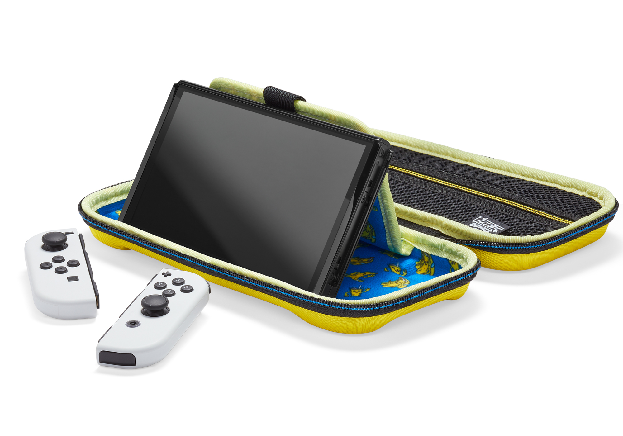 Nintendo Switch in gelbem Etui mit offenem Deckel und zwei weißen Controllern auf weißer Oberfläche.