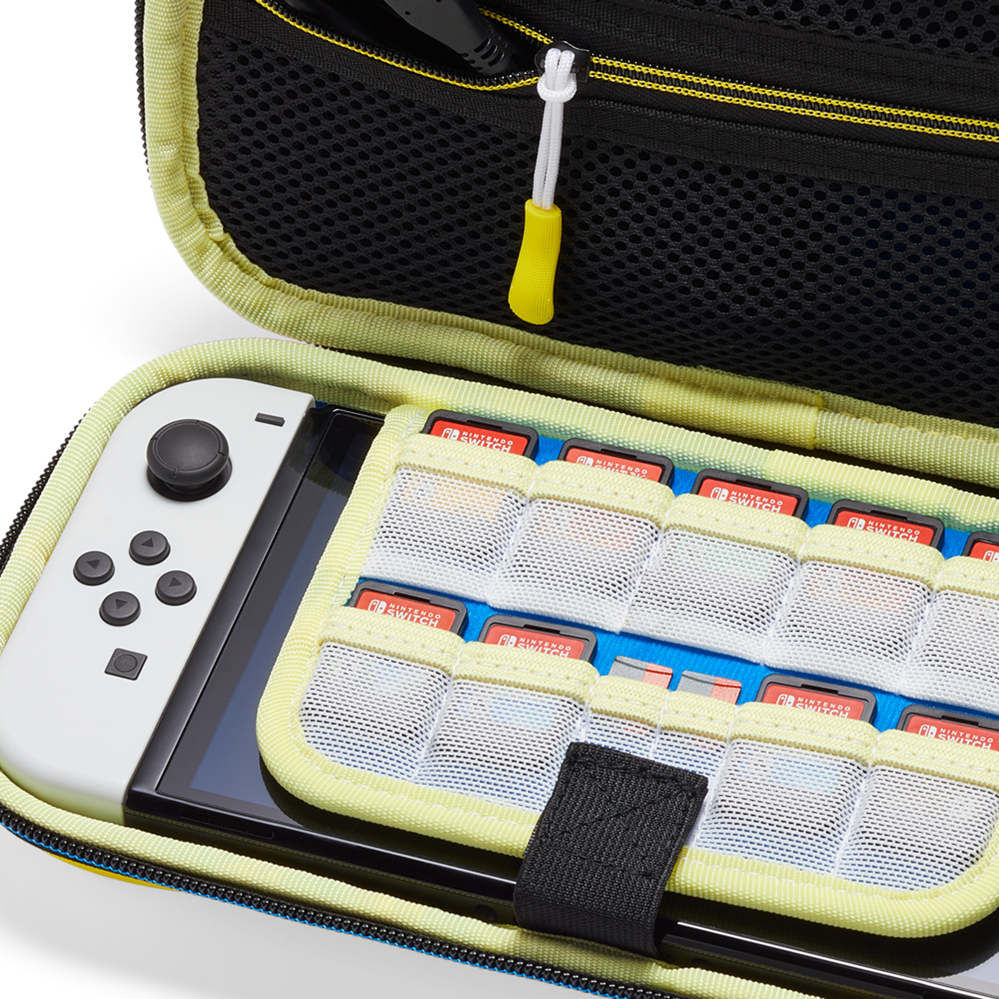 Offener Koffer mit Nintendo Switch, Spielkassetten und Zubehör.