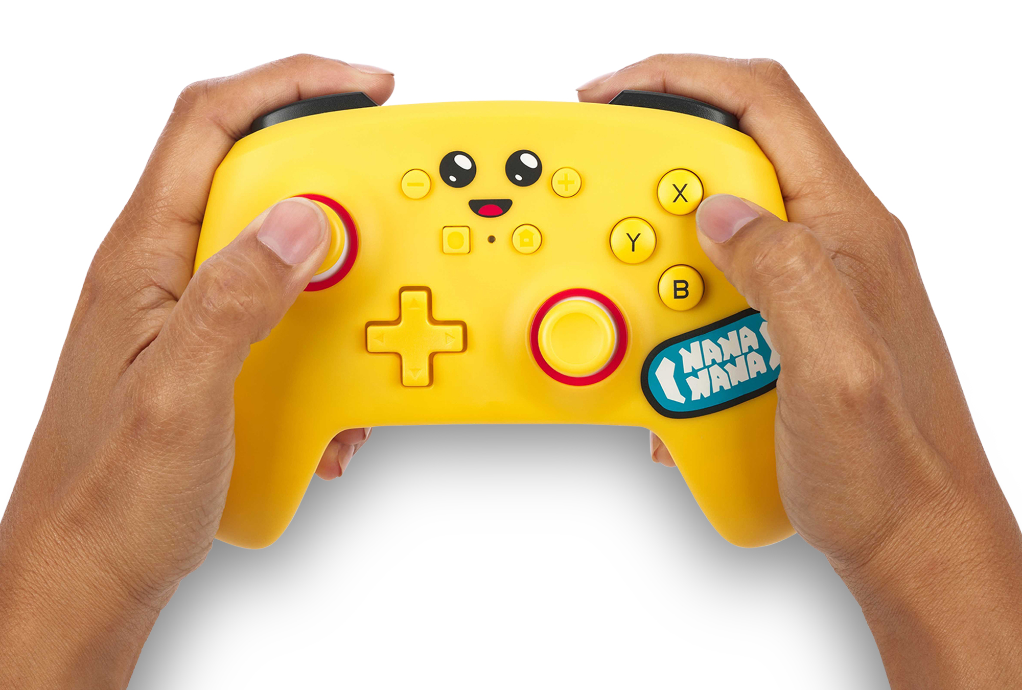 Ein gelber Gamecontroller, der von zwei Händen gehalten wird. Es hat ein Smiley-Gesicht-Design und Knöpfe.