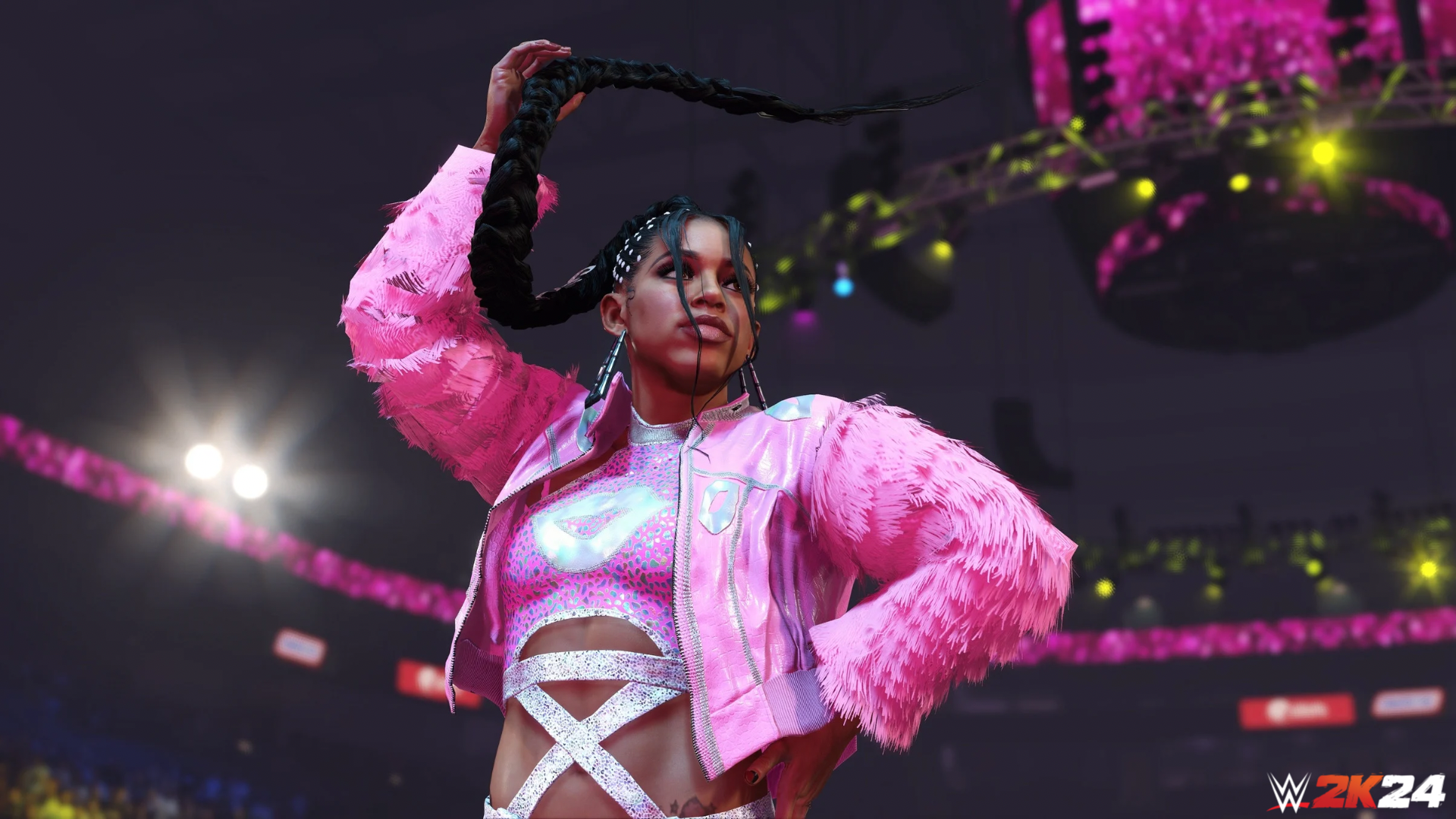 Vrouwelijke worstelaar in roze outfit, houdt haar vlecht omhoog in een stadion.