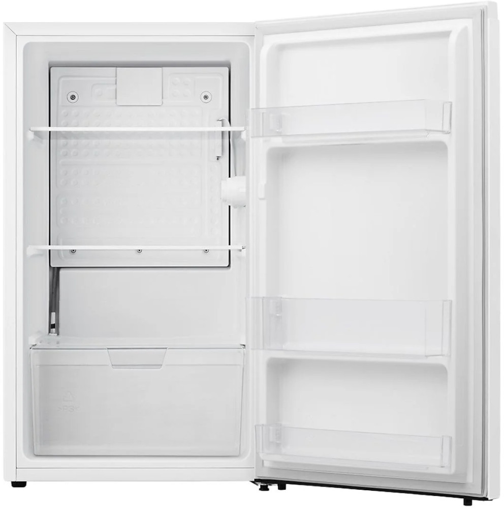Een witte koelkast met de deur open, met planken en een lade.