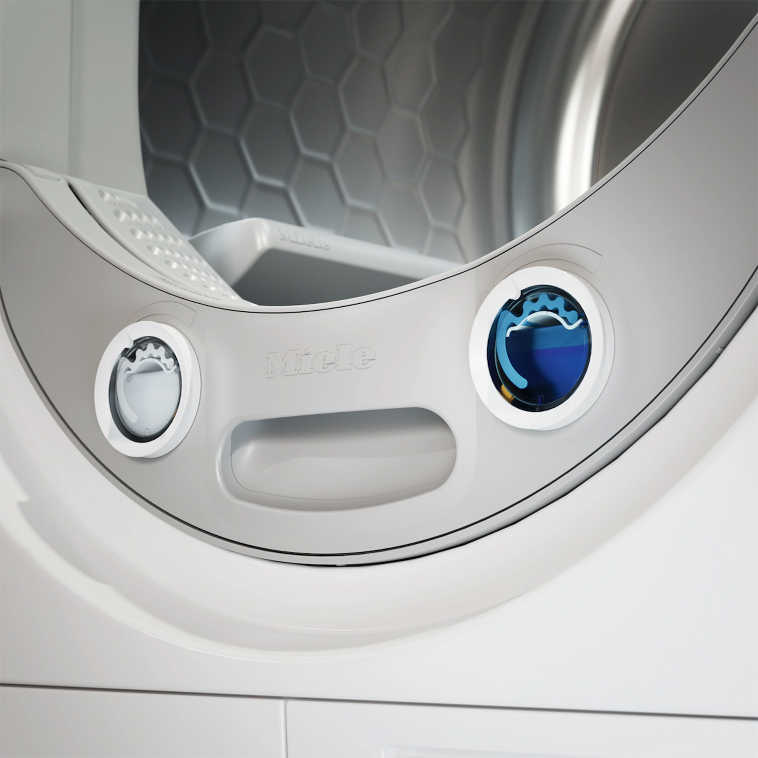 Primo piano del pannello di controllo dell'elettrodomestico Miele. Mostra il livello dell'acqua e i pulsanti.