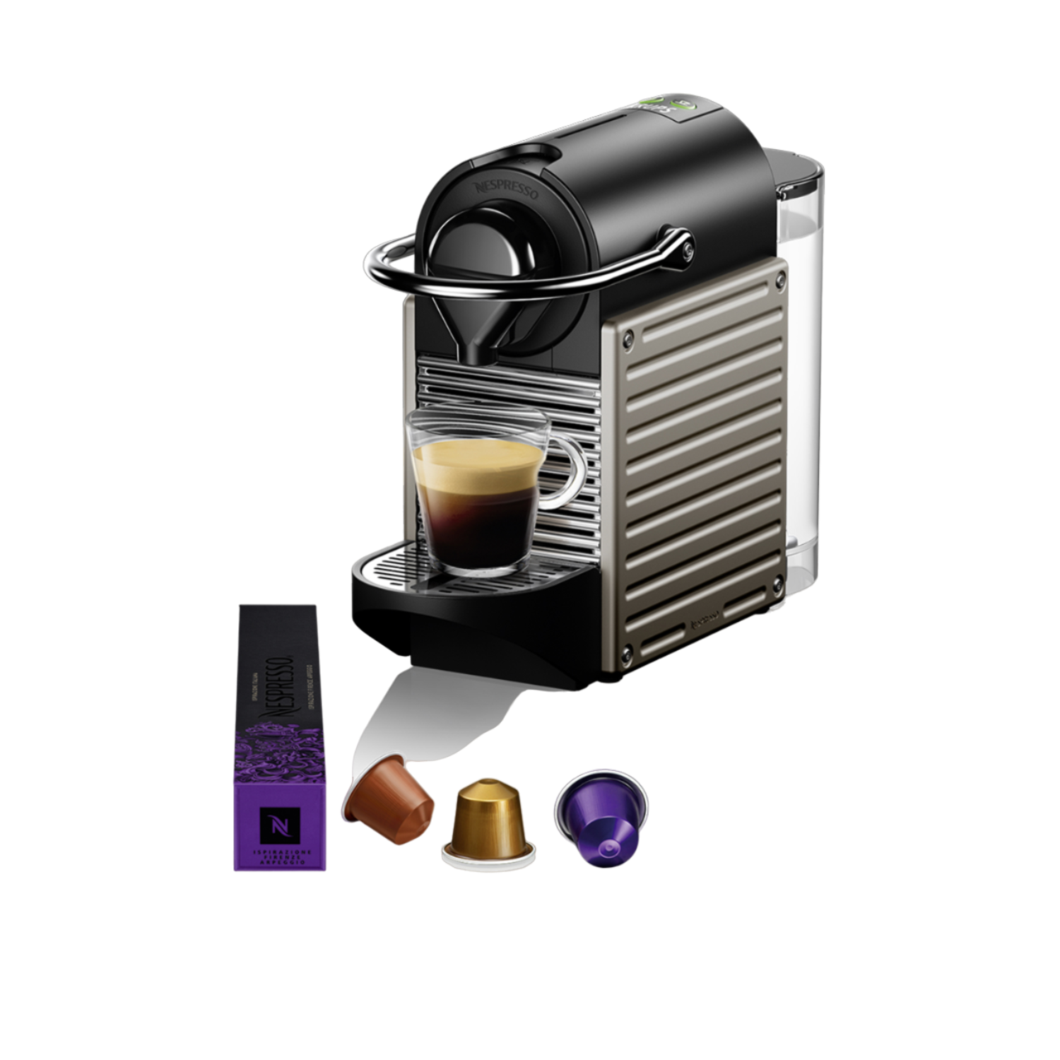 Nespresso-koffiemachine met een kopje espresso, koffiepads en een zakje capsules.