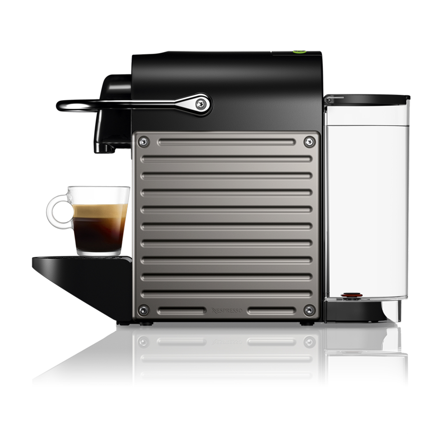 Zwarte Nespresso koffiemachine met watertank, kopje koffie en zijpaneel.