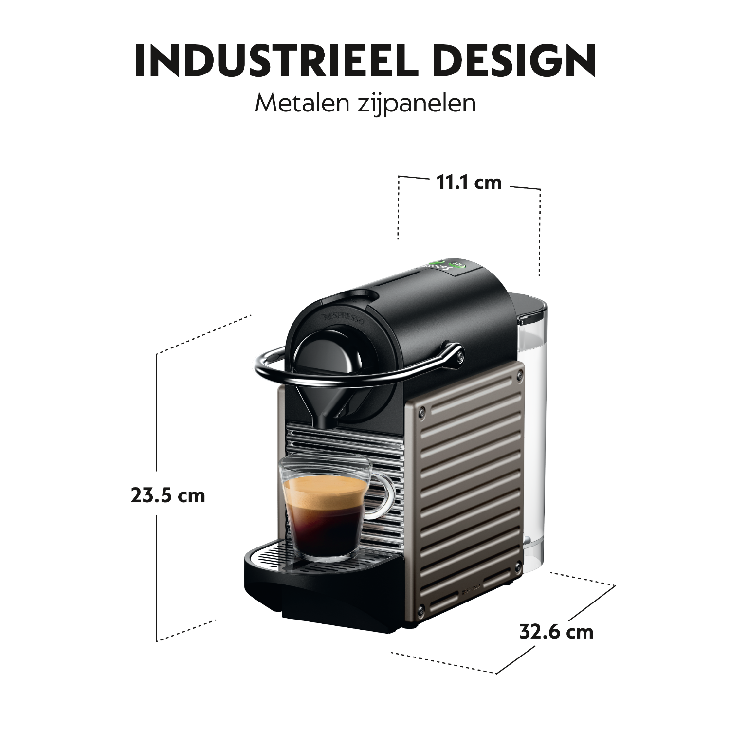 Een zwarte Nespresso-koffiemachine met een glas koffie ervoor. Afmetingen worden weergegeven met stippellijnen.