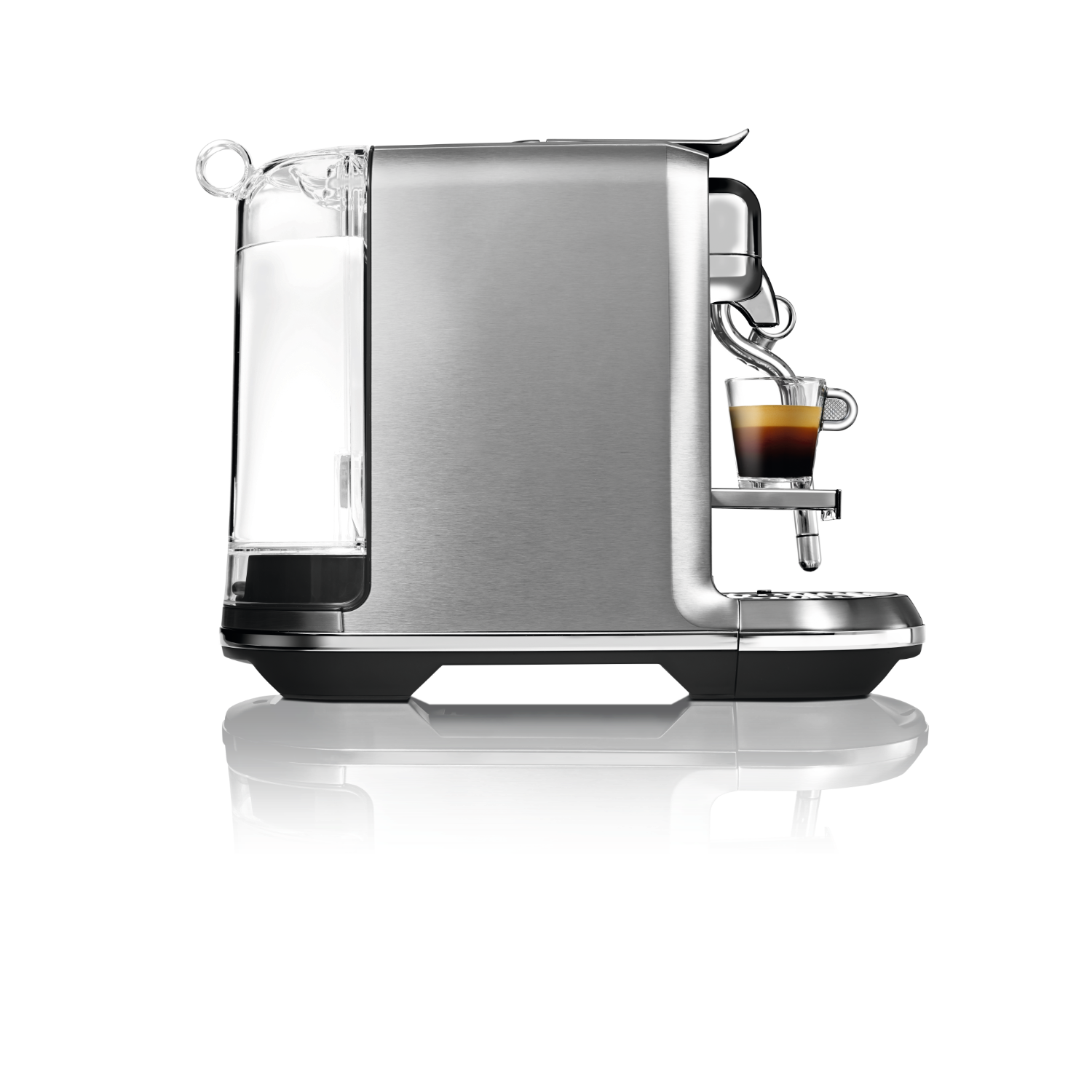 Zilveren koffiemachine met een kopje koffie.