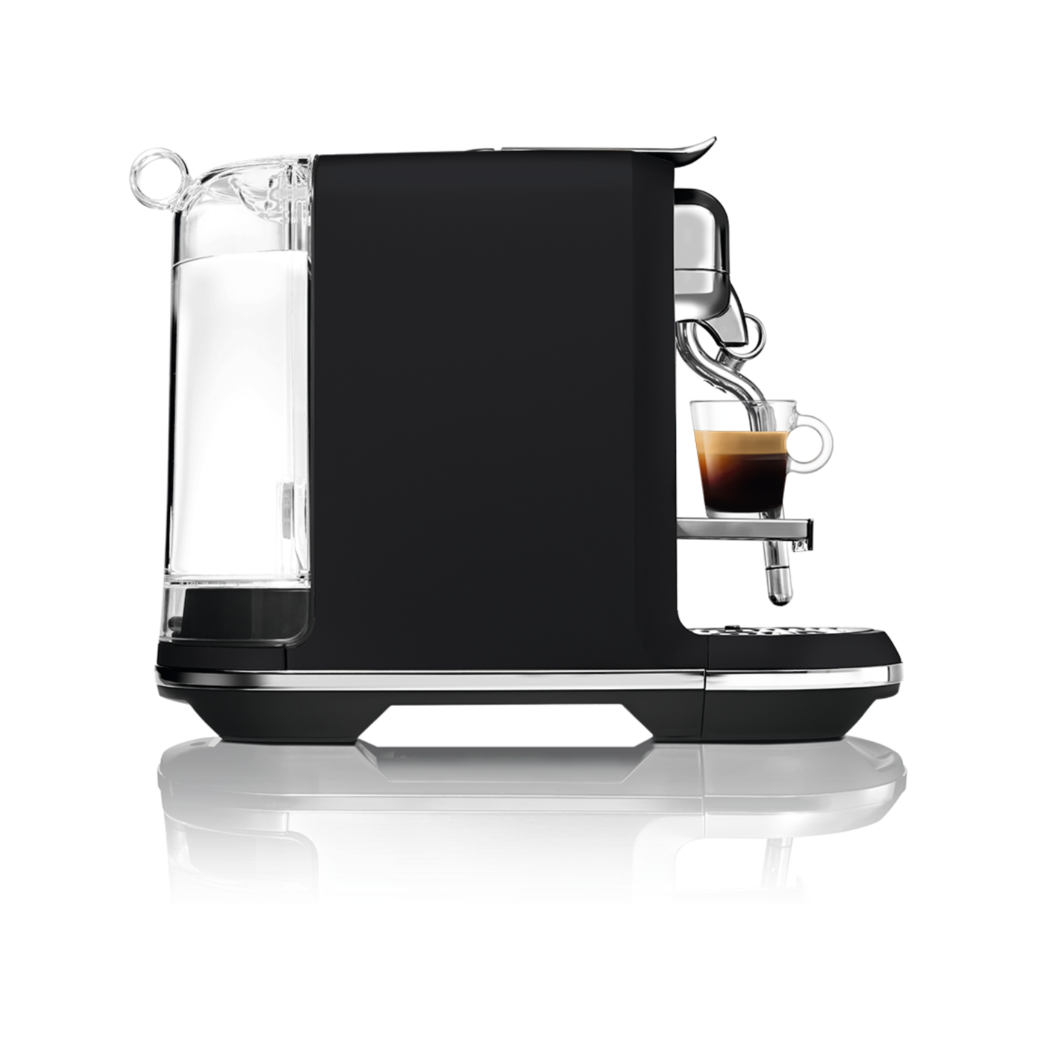 Zwarte espressomachine met melkcontainer, een glas koffie en een glanzend oppervlak.