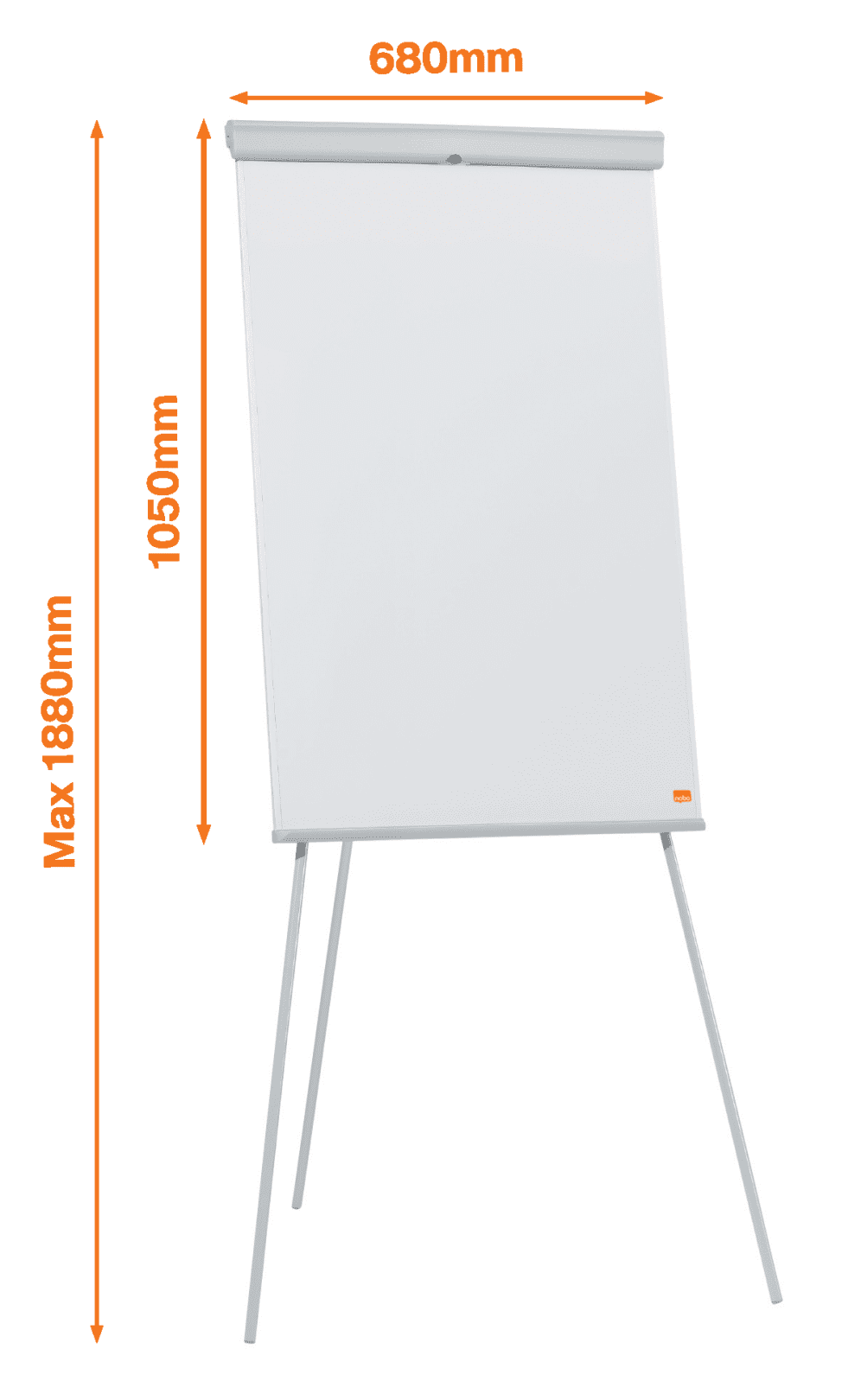 Egy fehér flipchart háromlábú állványon, mm-ben méretezve. A tábla szögben áll.