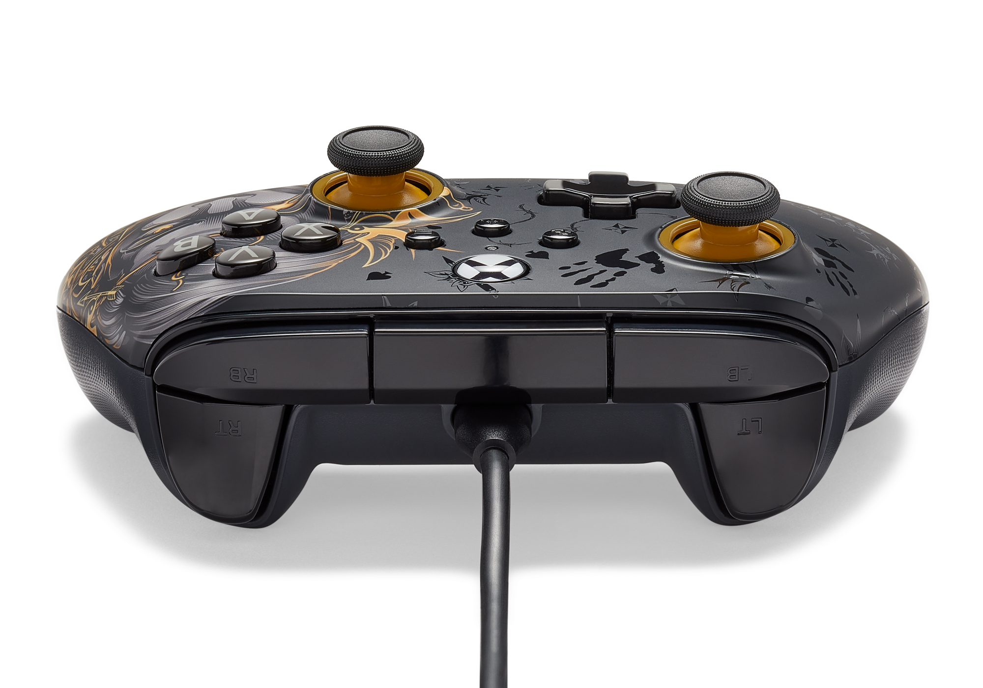 Schwarzer Xbox-Controller mit goldenen Akzenten, an ein Kabel angeschlossen. Draufsicht.