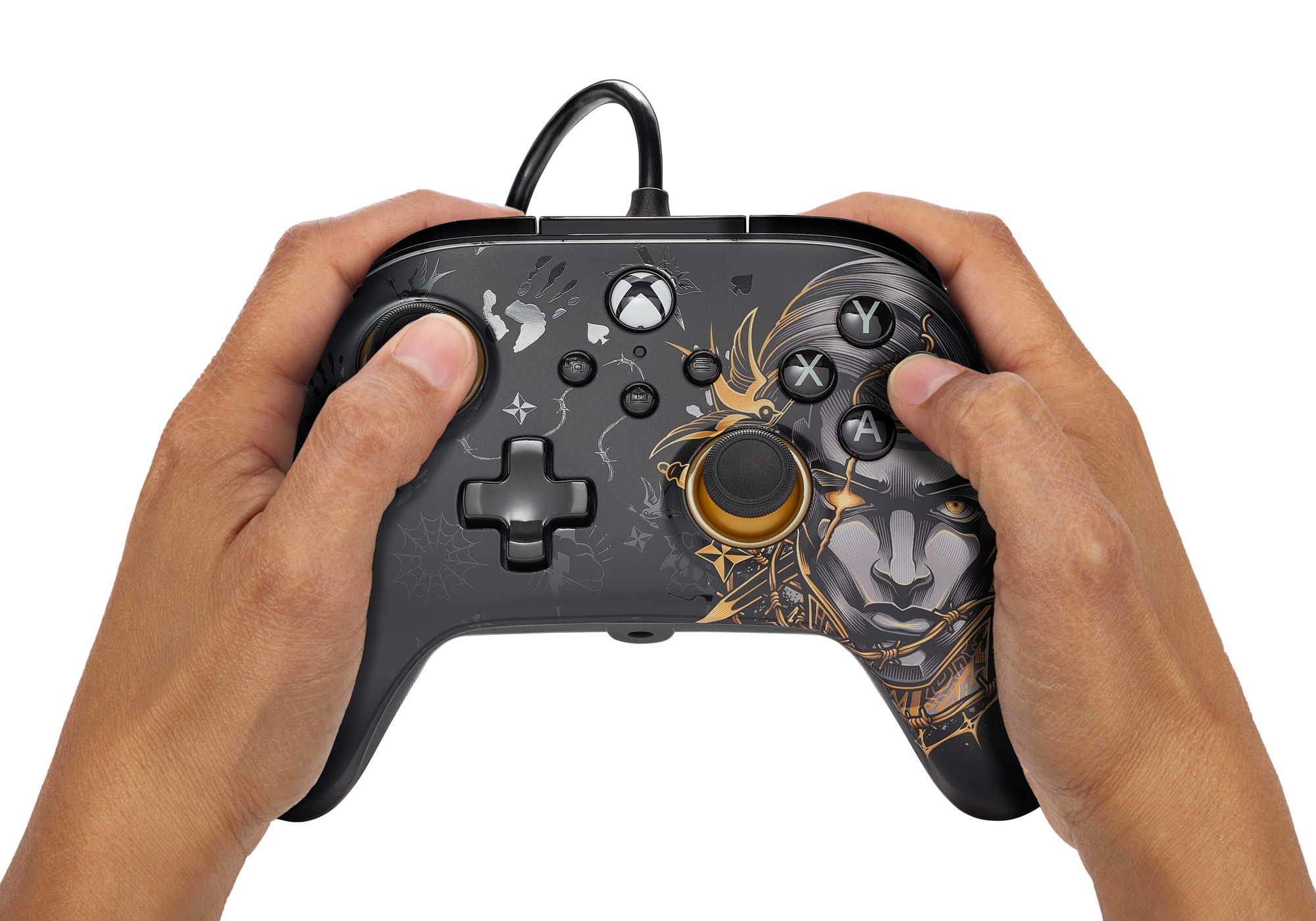 Hände halten einen schwarz-silbernen Gamecontroller mit bunten Knöpfen und einem Gesichtsdesign.