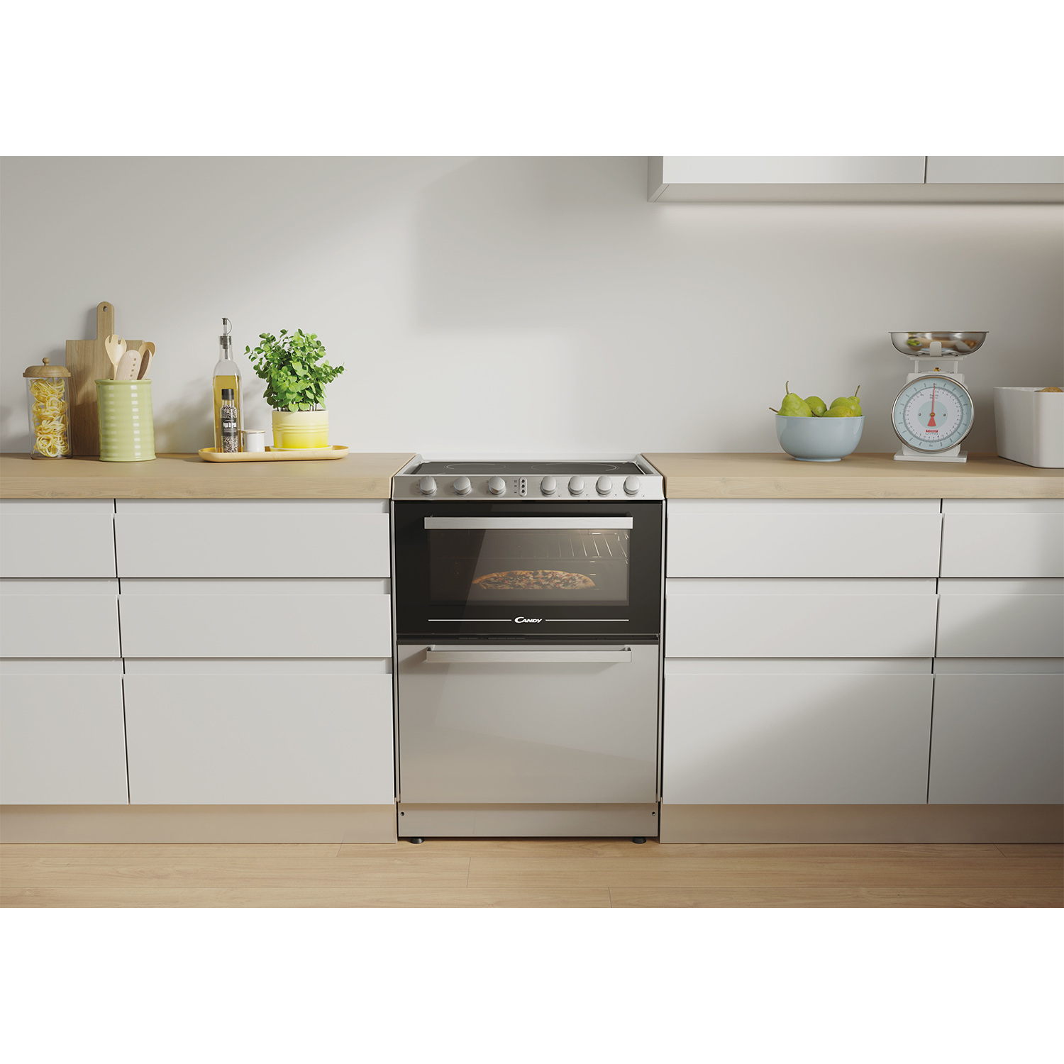 Un forno e un fornello argento e neri in un ambiente cucina. La porta del forno è aperta.